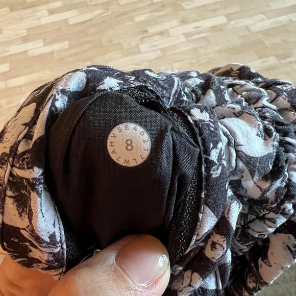 Lululemon Women's Tracker 4” Short Size 8 Black and White Floral GUC With Liner - Picture 2 of 8